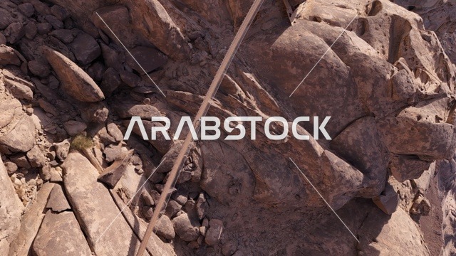 وجهة سياحية عالمية، منتجع جبلي  مدمج مع الطبيعة الصخرية، دزرت روك (Desert Rock) في المملكة العربية السعودية، تصميم معماري مبتكر منحوت داخل الجبال، تجربة سياحية فريدة تجمع الرفاهية والاستدامة، إطلالات صحراوية خلابة