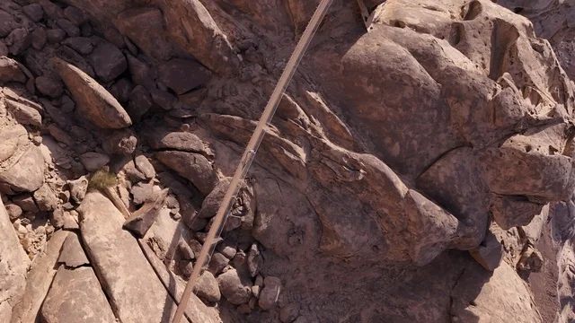 وجهة سياحية عالمية، منتجع جبلي  مدمج مع الطبيعة الصخرية، دزرت روك (Desert Rock) في المملكة العربية السعودية، تصميم معماري مبتكر منحوت داخل الجبال، تجربة سياحية فريدة تجمع الرفاهية والاستدامة، إطلالات صحراوية خلابة