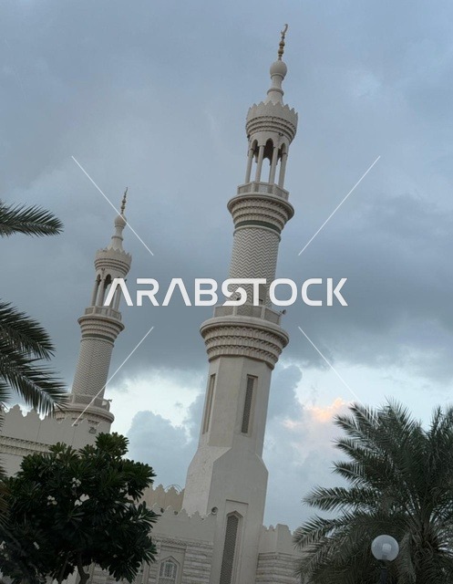 مآذن مسجد الشيخ زايد في إمارة عجمان، دولة الإمارات العربية المتحدة، أجواء شتوية مع منظر السماء المبلدة بالغيوم، الفن الهندسي المعماري، السكينة والروحانية