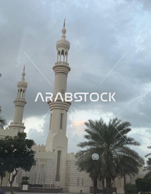 مآذن مسجد الشيخ زايد في إمارة عجمان، دولة الإمارات العربية المتحدة، أجواء شتوية مع منظر السماء المبلدة بالغيوم، الفن الهندسي المعماري، السكينة والروحانية