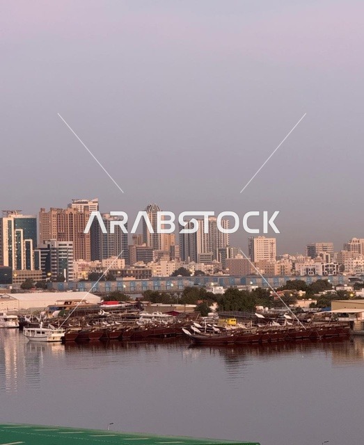 القوارب الخشبية التقليدية في ميناء عجمان، دولة الإمارات العربية المتحدة، تراث بحري أصيل، مراكب مصطفّة على الميناء، مشهد يعكس تاريخ الملاحة والصيد في الإمارات