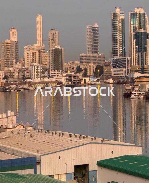 انعكاس الأبراج الحديثة على مياه البحر في دولة الإمارات العربية المتحدة، مشهد حضري أنيق، تداخل العمارة المعاصرة مع الطبيعة البحرية،  تطور المدن الساحلية.