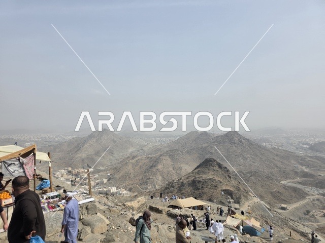 توافد الزوار من جميع أنحاء العالم لزيارة غار حراء، القمم والمرتفعات الجبلية، مكان إسلامي مقدس، جبل النور في مكة المكرمة، معالم دينية مشهورة في المملكة العربية السعودية