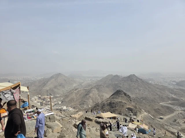 توافد الزوار من جميع أنحاء العالم لزيارة غار حراء، القمم والمرتفعات الجبلية، مكان إسلامي مقدس، جبل النور في مكة المكرمة، معالم دينية مشهورة في المملكة العربية السعودية