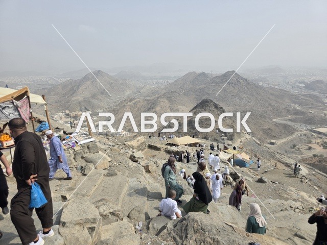 مكان إسلامي مقدس، جبل النور في مكة المكرمة، توافد الزوار من جميع أنحاء العالم لزيارة غار حراء، القمم والمرتفعات الجبلية، معالم دينية مشهورة في المملكة العربية السعودية