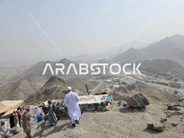 مكان إسلامي مقدس، جبل النور في مكة المكرمة، توافد الزوار من جميع أنحاء العالم لزيارة غار حراء، القمم والمرتفعات الجبلية، معالم دينية مشهورة في المملكة العربية السعودية