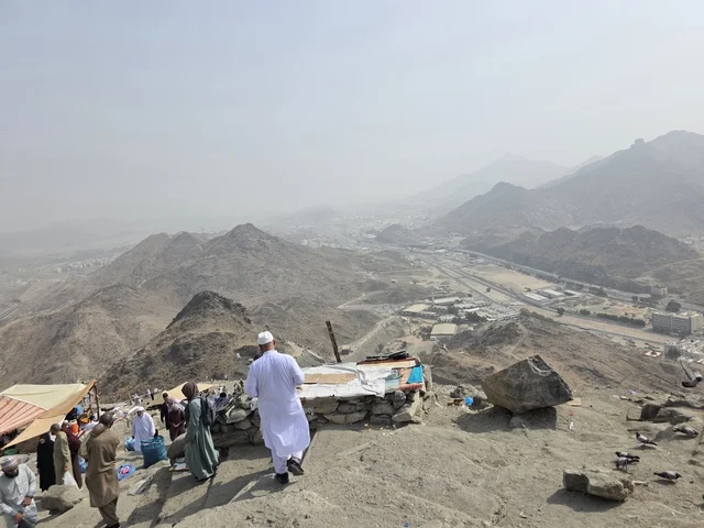 مكان إسلامي مقدس، جبل النور في مكة المكرمة، توافد الزوار من جميع أنحاء العالم لزيارة غار حراء، القمم والمرتفعات الجبلية، معالم دينية مشهورة في المملكة العربية السعودية