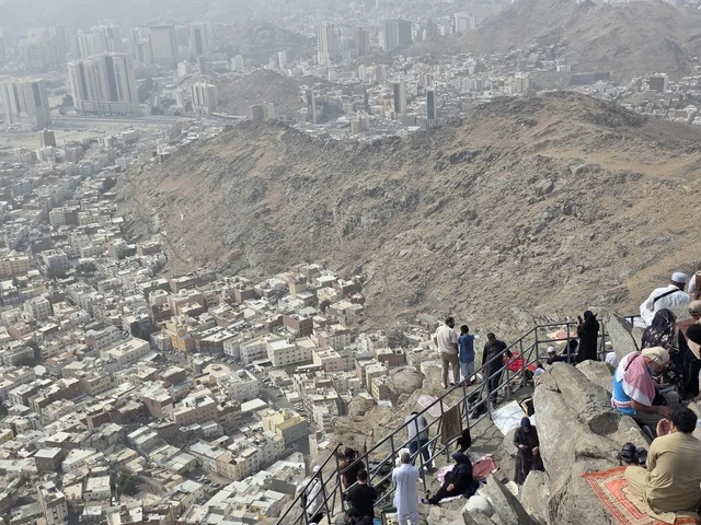توافد الزوار من جميع أنحاء العالم لزيارة غار حراء، القمم والمرتفعات الجبلية، مكان إسلامي مقدس، جبل النور في مكة المكرمة، معالم دينية مشهورة في المملكة العربية السعودية