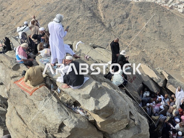 جبل النور في مكة المكرمة، توافد الزوار من جميع أنحاء العالم لزيارة غار حراء، القمم والمرتفعات الجبلية، معالم دينية مشهورة في المملكة العربية السعودية، مكان إسلامي مقدس
