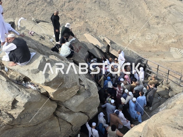 جبل النور في مكة المكرمة، توافد الزوار من جميع أنحاء العالم لزيارة غار حراء، القمم والمرتفعات الجبلية، معالم دينية مشهورة في المملكة العربية السعودية، مكان إسلامي مقدس