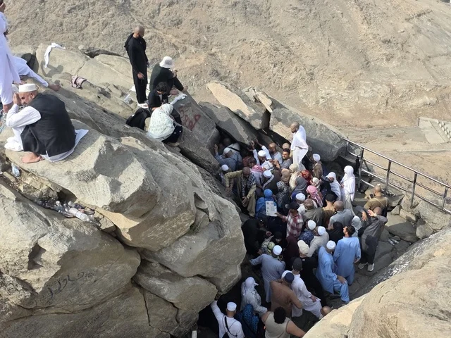 جبل النور في مكة المكرمة، توافد الزوار من جميع أنحاء العالم لزيارة غار حراء، القمم والمرتفعات الجبلية، معالم دينية مشهورة في المملكة العربية السعودية، مكان إسلامي مقدس