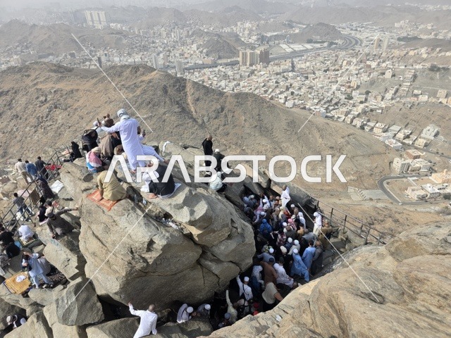 توافد الزوار من جميع أنحاء العالم لزيارة غار حراء، القمم والمرتفعات الجبلية، مكان إسلامي مقدس، جبل النور في مكة المكرمة، معالم دينية مشهورة في المملكة العربية السعودية