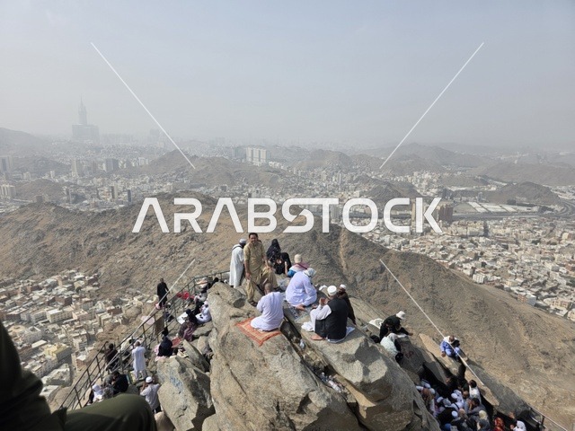 مكان إسلامي مقدس، جبل النور في مكة المكرمة، توافد الزوار من جميع أنحاء العالم لزيارة غار حراء، القمم والمرتفعات الجبلية، معالم دينية مشهورة في المملكة العربية السعودية