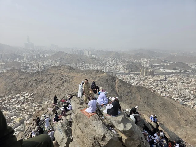 مكان إسلامي مقدس، جبل النور في مكة المكرمة، توافد الزوار من جميع أنحاء العالم لزيارة غار حراء، القمم والمرتفعات الجبلية، معالم دينية مشهورة في المملكة العربية السعودية
