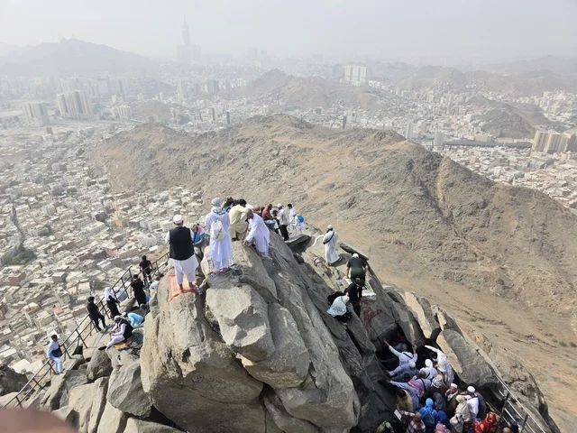 مكان إسلامي مقدس، جبل النور في مكة المكرمة، توافد الزوار من جميع أنحاء العالم لزيارة غار حراء، القمم والمرتفعات الجبلية، معالم دينية مشهورة في المملكة العربية السعودية