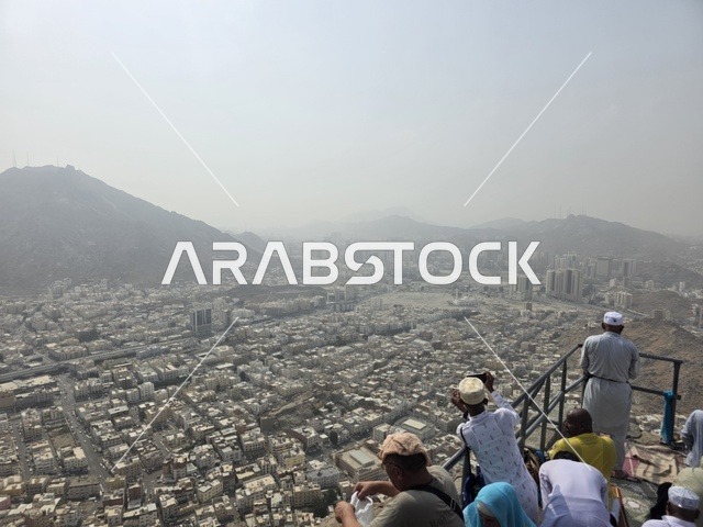 توافد الزوار من جميع أنحاء العالم لزيارة غار حراء، القمم والمرتفعات الجبلية، مكان إسلامي مقدس، جبل النور في مكة المكرمة، معالم دينية مشهورة في المملكة العربية السعودية