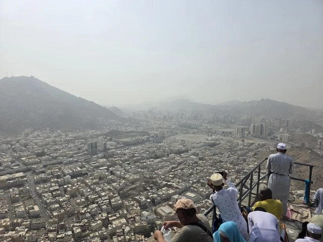 توافد الزوار من جميع أنحاء العالم لزيارة غار حراء، القمم والمرتفعات الجبلية، مكان إسلامي مقدس، جبل النور في مكة المكرمة، معالم دينية مشهورة في المملكة العربية السعودية