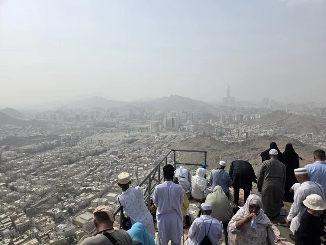 جبل النور في مكة المكرمة، توافد الزوار من جميع أنحاء العالم لزيارة غار حراء، القمم والمرتفعات الجبلية، معالم دينية مشهورة في المملكة العربية السعودية، مكان إسلامي مقدس