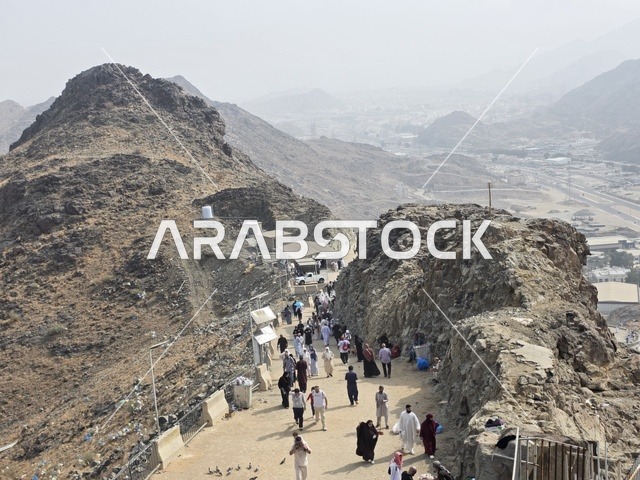 جبل النور في مكة المكرمة، توافد الزوار من جميع أنحاء العالم لزيارة غار حراء، القمم والمرتفعات الجبلية، معالم دينية مشهورة في المملكة العربية السعودية، مكان إسلامي مقدس