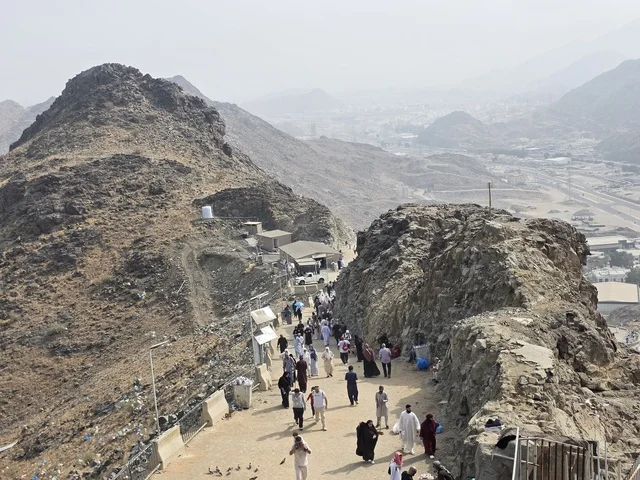 جبل النور في مكة المكرمة، توافد الزوار من جميع أنحاء العالم لزيارة غار حراء، القمم والمرتفعات الجبلية، معالم دينية مشهورة في المملكة العربية السعودية، مكان إسلامي مقدس