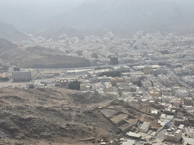 توافد الزوار من جميع أنحاء العالم لزيارة غار حراء، القمم والمرتفعات الجبلية، مكان إسلامي مقدس، جبل النور في مكة المكرمة، معالم دينية مشهورة في المملكة العربية السعودية