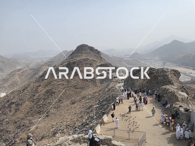 مكان إسلامي مقدس، جبل النور في مكة المكرمة، توافد الزوار من جميع أنحاء العالم لزيارة غار حراء، القمم والمرتفعات الجبلية، معالم دينية مشهورة في المملكة العربية السعودية