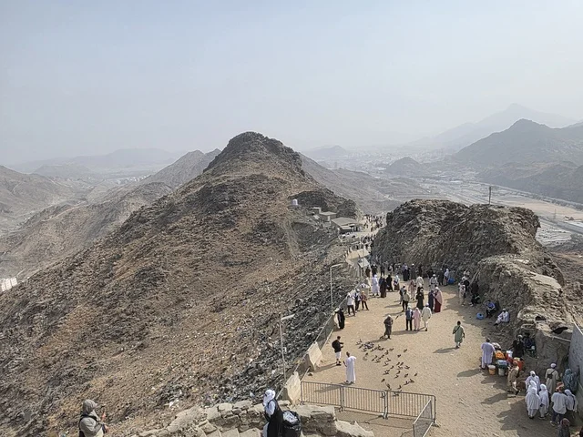 مكان إسلامي مقدس، جبل النور في مكة المكرمة، توافد الزوار من جميع أنحاء العالم لزيارة غار حراء، القمم والمرتفعات الجبلية، معالم دينية مشهورة في المملكة العربية السعودية