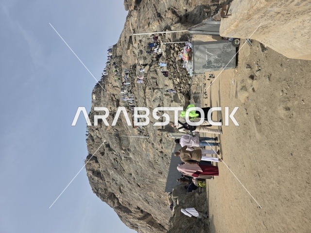 توافد الزوار من جميع أنحاء العالم لزيارة غار حراء، القمم والمرتفعات الجبلية، مكان إسلامي مقدس، جبل النور في مكة المكرمة، معالم دينية مشهورة في المملكة العربية السعودية