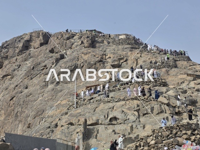 جبل النور في مكة المكرمة، توافد الزوار من جميع أنحاء العالم لزيارة غار حراء، القمم والمرتفعات الجبلية، معالم دينية مشهورة في المملكة العربية السعودية، مكان إسلامي مقدس