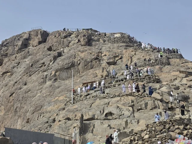 جبل النور في مكة المكرمة، توافد الزوار من جميع أنحاء العالم لزيارة غار حراء، القمم والمرتفعات الجبلية، معالم دينية مشهورة في المملكة العربية السعودية، مكان إسلامي مقدس