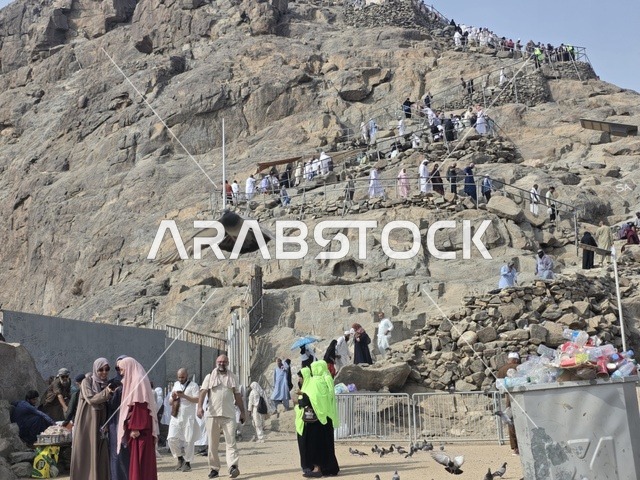 جبل النور في مكة المكرمة، توافد الزوار من جميع أنحاء العالم لزيارة غار حراء، القمم والمرتفعات الجبلية، معالم دينية مشهورة في المملكة العربية السعودية، مكان إسلامي مقدس