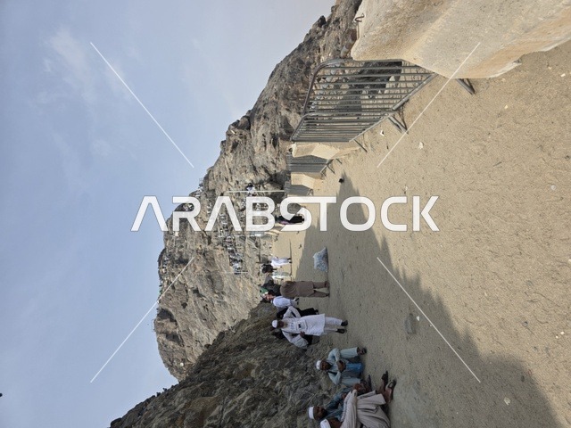 توافد الزوار من جميع أنحاء العالم لزيارة غار حراء، القمم والمرتفعات الجبلية، مكان إسلامي مقدس، جبل النور في مكة المكرمة، معالم دينية مشهورة في المملكة العربية السعودية