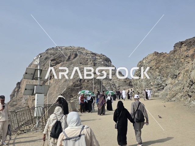 مكان إسلامي مقدس، جبل النور في مكة المكرمة، توافد الزوار من جميع أنحاء العالم لزيارة غار حراء، القمم والمرتفعات الجبلية، معالم دينية مشهورة في المملكة العربية السعودية