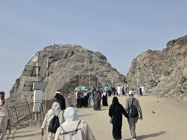 مكان إسلامي مقدس، جبل النور في مكة المكرمة، توافد الزوار من جميع أنحاء العالم لزيارة غار حراء، القمم والمرتفعات الجبلية، معالم دينية مشهورة في المملكة العربية السعودية