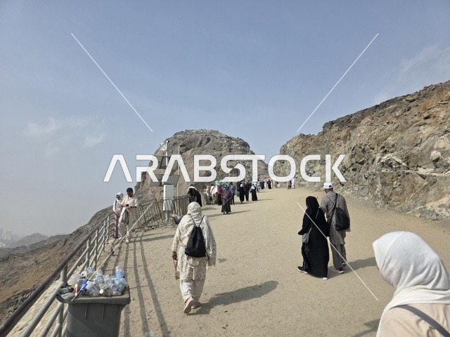 مكان إسلامي مقدس، جبل النور في مكة المكرمة، توافد الزوار من جميع أنحاء العالم لزيارة غار حراء، القمم والمرتفعات الجبلية، معالم دينية مشهورة في المملكة العربية السعودية