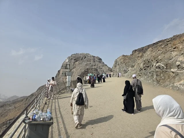 مكان إسلامي مقدس، جبل النور في مكة المكرمة، توافد الزوار من جميع أنحاء العالم لزيارة غار حراء، القمم والمرتفعات الجبلية، معالم دينية مشهورة في المملكة العربية السعودية