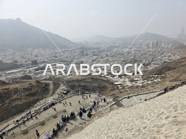 توافد الزوار من جميع أنحاء العالم لزيارة غار حراء، القمم والمرتفعات الجبلية، مكان إسلامي مقدس، جبل النور في مكة المكرمة، معالم دينية مشهورة في المملكة العربية السعودية