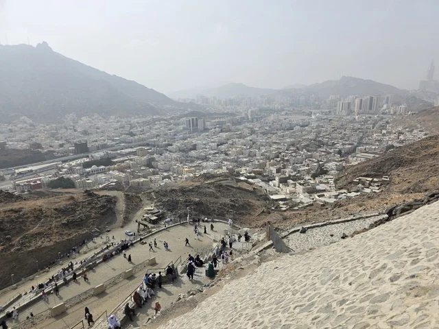 توافد الزوار من جميع أنحاء العالم لزيارة غار حراء، القمم والمرتفعات الجبلية، مكان إسلامي مقدس، جبل النور في مكة المكرمة، معالم دينية مشهورة في المملكة العربية السعودية