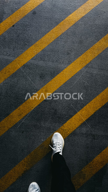 ‎صورة لطريق الأسفلت بخطوط صفراء مزدوجة ، الإشارات والتعليمات ، علامات تنبيهية ، علامات وإشارات ، خلفية إشارات مرورية