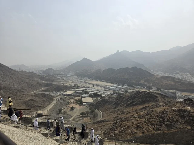 جبل النور في مكة المكرمة، توافد الزوار من جميع أنحاء العالم لزيارة غار حراء، القمم والمرتفعات الجبلية، معالم دينية مشهورة في المملكة العربية السعودية، مكان إسلامي مقدس