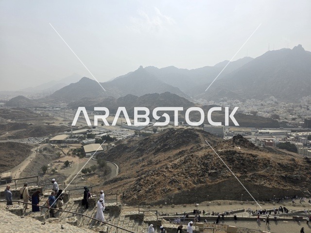 توافد الزوار من جميع أنحاء العالم لزيارة غار حراء، القمم والمرتفعات الجبلية، مكان إسلامي مقدس، جبل النور في مكة المكرمة، معالم دينية مشهورة في المملكة العربية السعودية