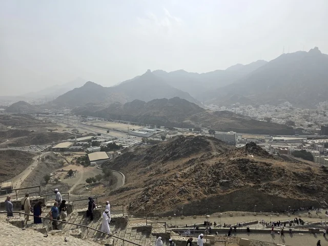 توافد الزوار من جميع أنحاء العالم لزيارة غار حراء، القمم والمرتفعات الجبلية، مكان إسلامي مقدس، جبل النور في مكة المكرمة، معالم دينية مشهورة في المملكة العربية السعودية