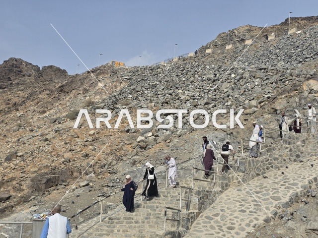 مكان إسلامي مقدس، جبل النور في مكة المكرمة، توافد الزوار من جميع أنحاء العالم لزيارة غار حراء، القمم والمرتفعات الجبلية، معالم دينية مشهورة في المملكة العربية السعودية