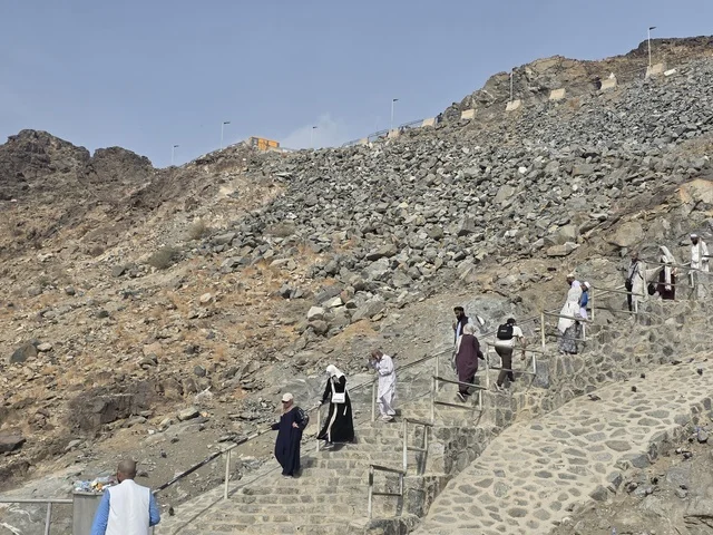 مكان إسلامي مقدس، جبل النور في مكة المكرمة، توافد الزوار من جميع أنحاء العالم لزيارة غار حراء، القمم والمرتفعات الجبلية، معالم دينية مشهورة في المملكة العربية السعودية