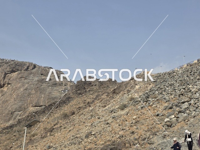 مكان إسلامي مقدس، جبل النور في مكة المكرمة، توافد الزوار من جميع أنحاء العالم لزيارة غار حراء، القمم والمرتفعات الجبلية، معالم دينية مشهورة في المملكة العربية السعودية