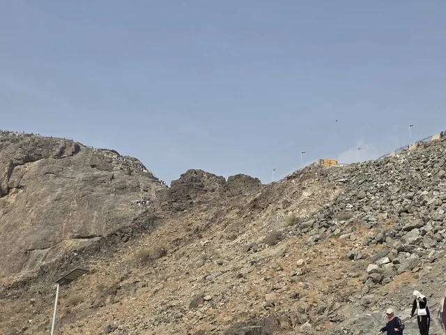 مكان إسلامي مقدس، جبل النور في مكة المكرمة، توافد الزوار من جميع أنحاء العالم لزيارة غار حراء، القمم والمرتفعات الجبلية، معالم دينية مشهورة في المملكة العربية السعودية