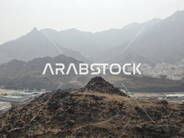 توافد الزوار من جميع أنحاء العالم لزيارة غار حراء، القمم والمرتفعات الجبلية، مكان إسلامي مقدس، جبل النور في مكة المكرمة، معالم دينية مشهورة في المملكة العربية السعودية