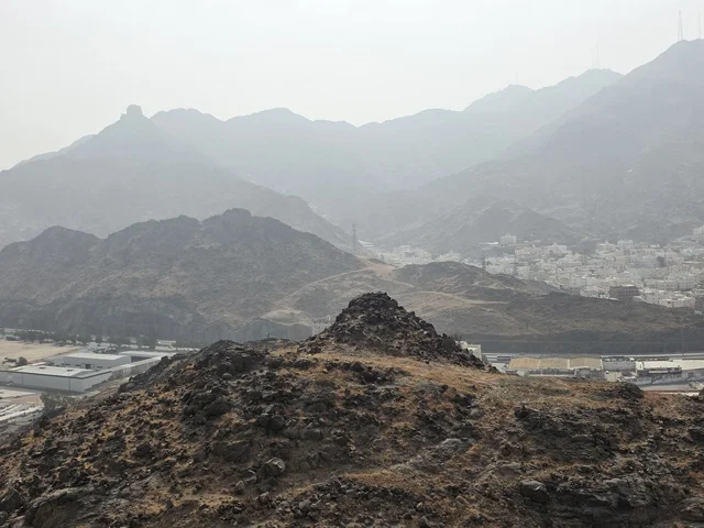 توافد الزوار من جميع أنحاء العالم لزيارة غار حراء، القمم والمرتفعات الجبلية، مكان إسلامي مقدس، جبل النور في مكة المكرمة، معالم دينية مشهورة في المملكة العربية السعودية