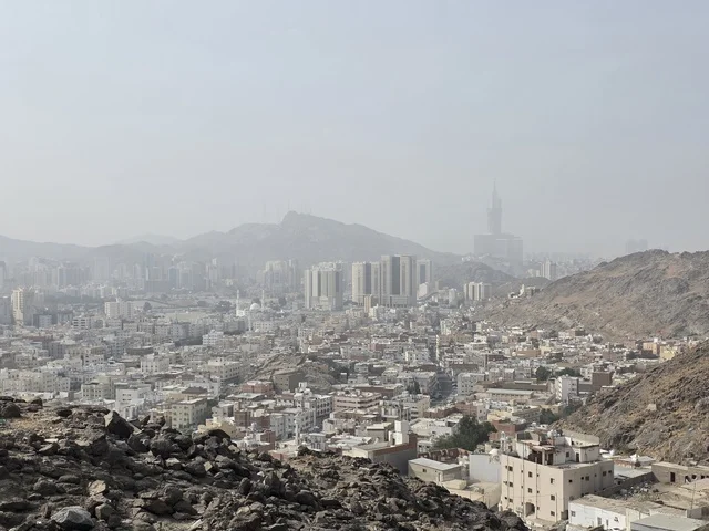 جبل النور في مكة المكرمة، توافد الزوار من جميع أنحاء العالم لزيارة غار حراء، القمم والمرتفعات الجبلية، معالم دينية مشهورة في المملكة العربية السعودية، مكان إسلامي مقدس