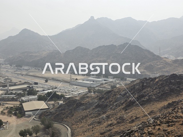 توافد الزوار من جميع أنحاء العالم لزيارة غار حراء، القمم والمرتفعات الجبلية، مكان إسلامي مقدس، جبل النور في مكة المكرمة، معالم دينية مشهورة في المملكة العربية السعودية